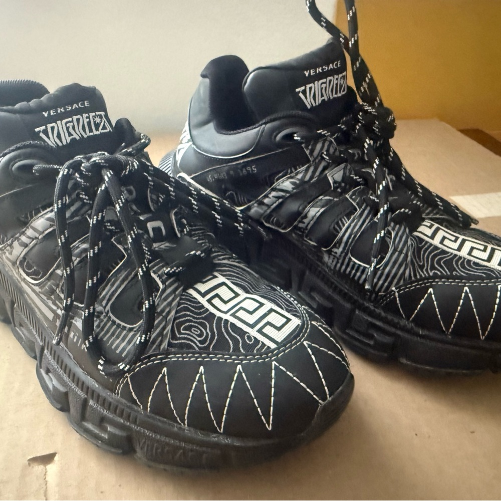 USED Versace Black and White size 38 (Women’s US 7 )